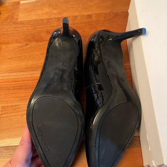 Calvin Klein Greta pump.
Leather and elastic upper
2 3/4 in heel
New with box - Picture 3 of 4